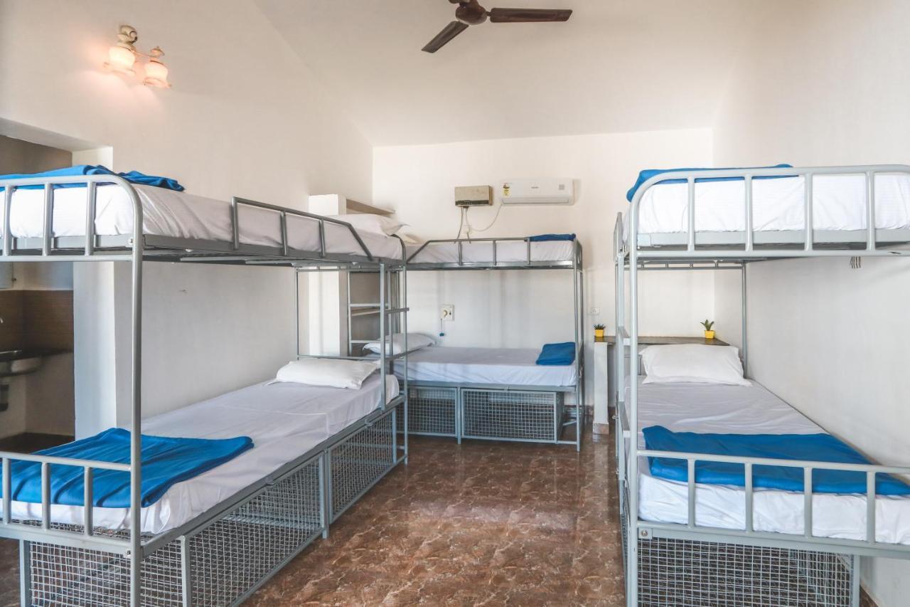 Piggy Hostel Вагатор Экстерьер фото